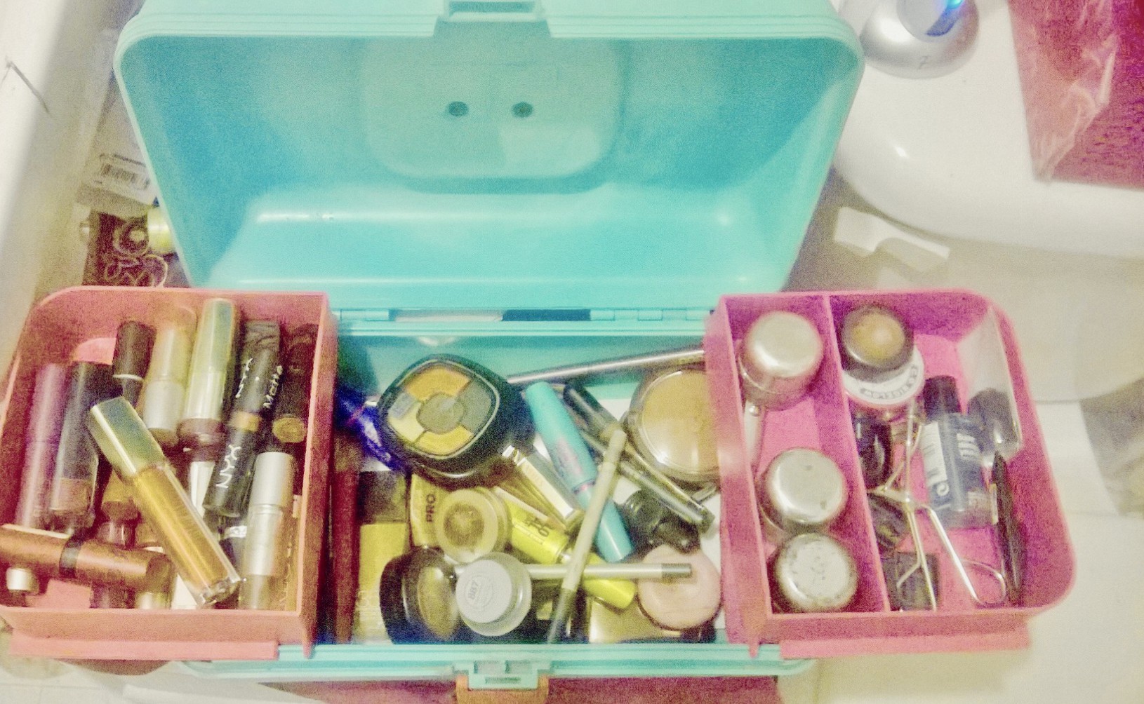 Inside My Vintage Caboodles Makeup Case [PICTURE] – Lavish Rebellion [DOT  COM]